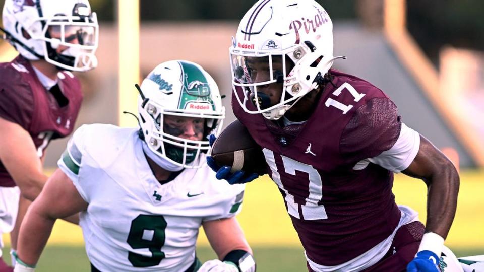 Yahshua Edwards runs the ball during the game between Lakewood Ranch and Braden River on Friday, Sept. 8, 2023.