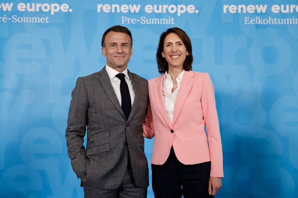 La présidente du groupe Renew Europe et candidate aux élections européennes Valerie Hayer et Emmanuel Macron, à Bruxelles, le 17 avril 2024.