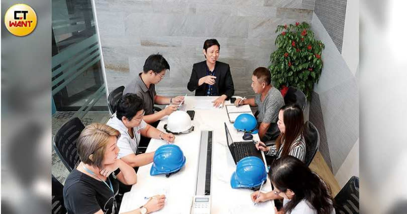 葉俊良每周定期召開北中南三廠業務會議，親自盯著生產線進度與品質。（圖／王永泰攝）