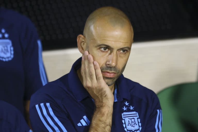 Javier Mascherano no cuenta con dos defensores centrales: el lesionado Di Césare y Julián Malatini