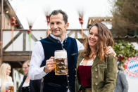 Bayerns Sportdirektor Hasan Salihamidzic kam mit Anhang: Mit Ehefrau Esther Copado an der Seite schmeckt das Bier doch auch gleich viel besser. (Bild: dpa)