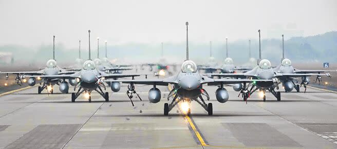 空軍向美國採購「自動防撞地系統」（AGCAS），將裝設在性能提升的F-16V戰機，預計明年在台灣安裝測試。圖為空軍嘉義基地四聯隊以12架F-16V（Block 20）戰機「大象走路」展示空防戰力。（本報資料照片）