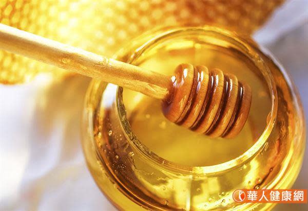 蜂蜜有補中緩急、養陰潤燥功效，咽喉易乾燥者可酌量使用。