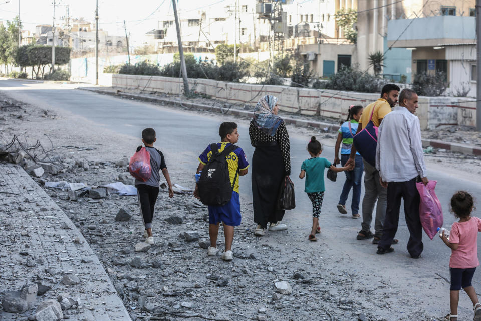 Gaza-Stadt: Palästinenser fliehen nach israelischen Luftangriffen in sicherere Gebiete (Bild: Mohammed Talatene/dpa +++ dpa-Bildfunk)