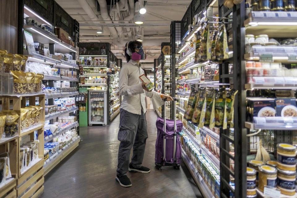 2020 年 3 月 4 日，一位穿上防疫裝備的顧客在超市內購物。（Justin Chin/Bloomberg via Getty Images）