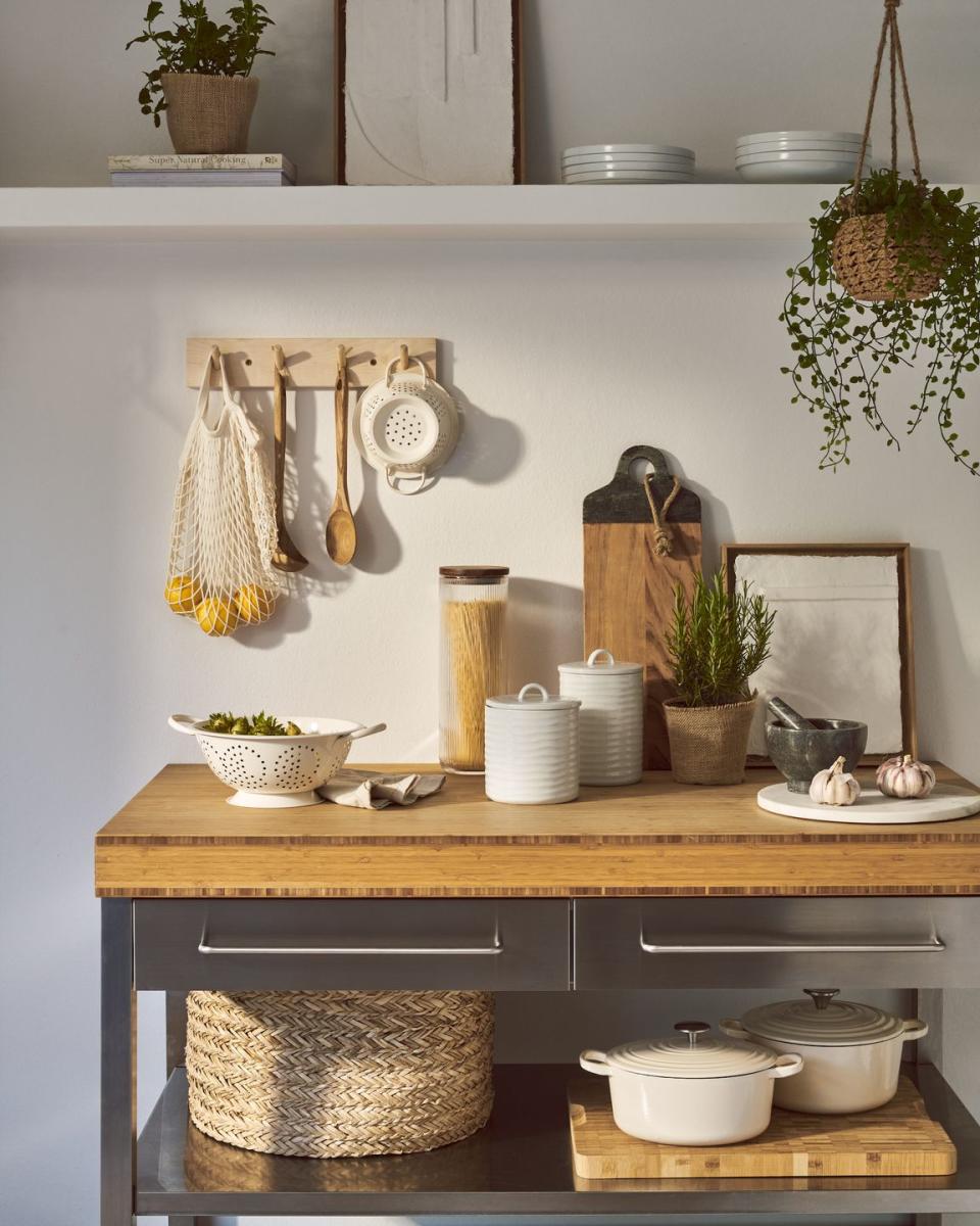 <p>The Modern Home range exists to help homeowners create a fresh and sophisticated feel at home. You'll discover chunky woven textiles, robust ceramics, wicker storage baskets, and cast-iron cookware. <strong><br></strong></p>