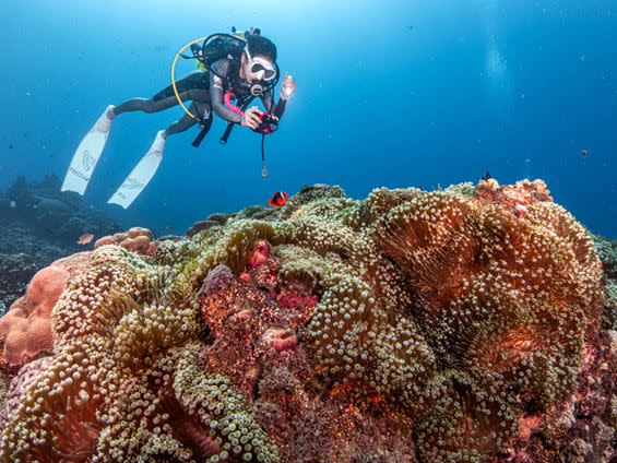 AI Ocean數據海洋體驗大使雷艾美特別前往小琉球拍攝宣傳短片。（圖／台灣大哥大提供）