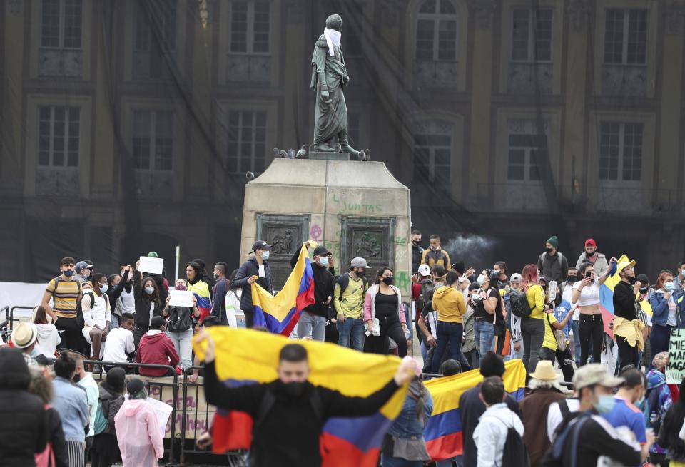 La gente celebra en la Plaza Bolívar el domingo 2 de mayo de 2021 después de que el presidente Iván Duque retirara una reforma fiscal propuesta por el gobierno, en Bogotá, Colombia. (AP Foto/Fernando Vergara)