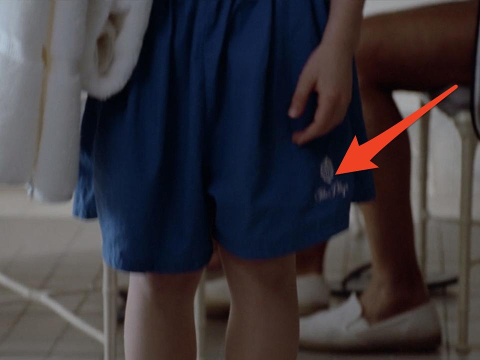 red arrow pointing at the plaza logo on kevin's swim trunks in home alone 2