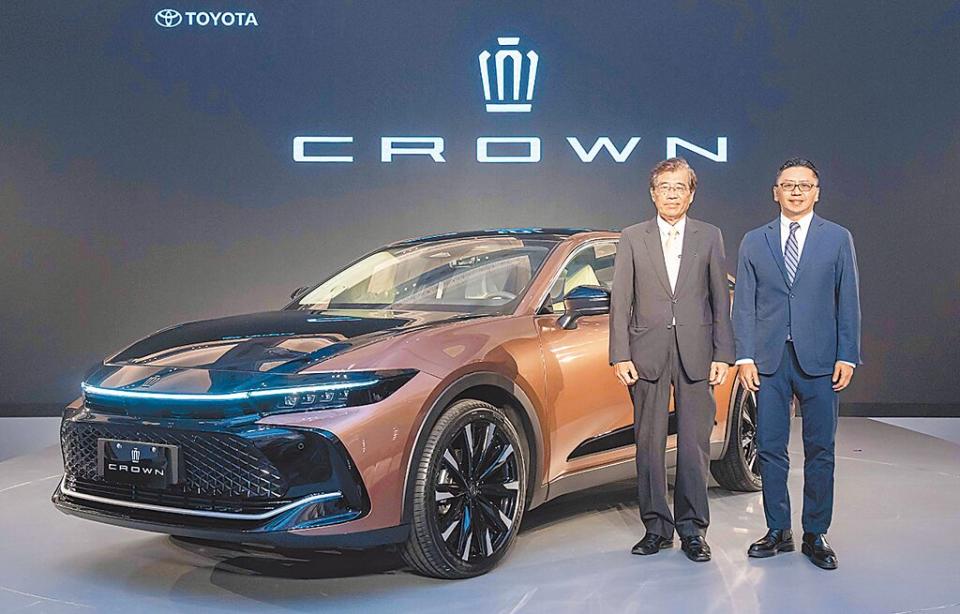 和泰車30日發表全新CROWN。董事長黃南光（左）與總經理蘇純興（右）看好今年車市。圖／陳慜蔚