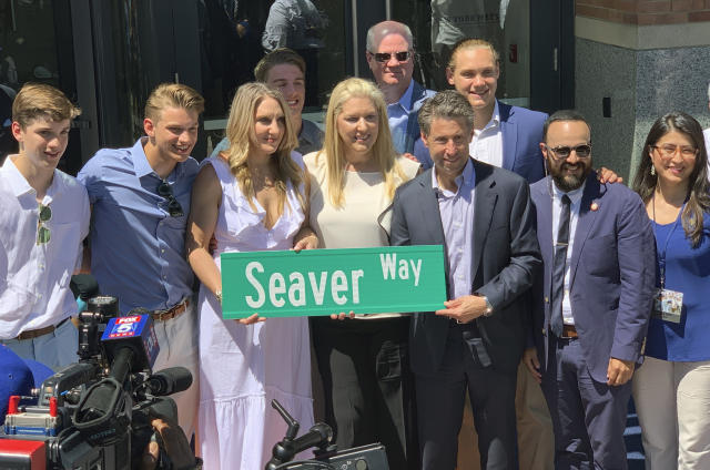 LOOK: Mets unveil statue honoring Hall of Famer Tom Seaver at home