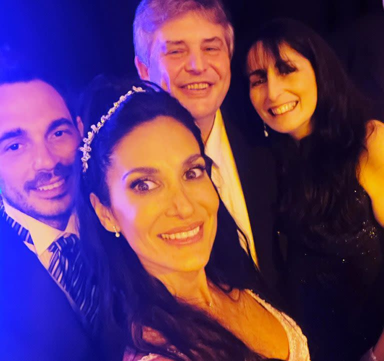 Gabriel Schultz, compañero de Escudero en Los Mammones compartió una fotografía junto a los novios en sus redes