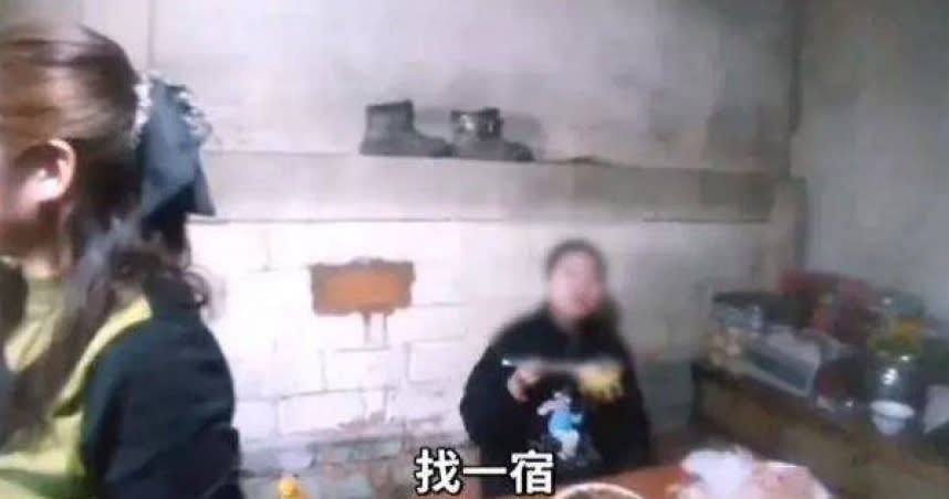 嫩妹黑龍江旅遊迷路，警找到人驚見她「淡定幹飯」。（圖／翻攝自微博）