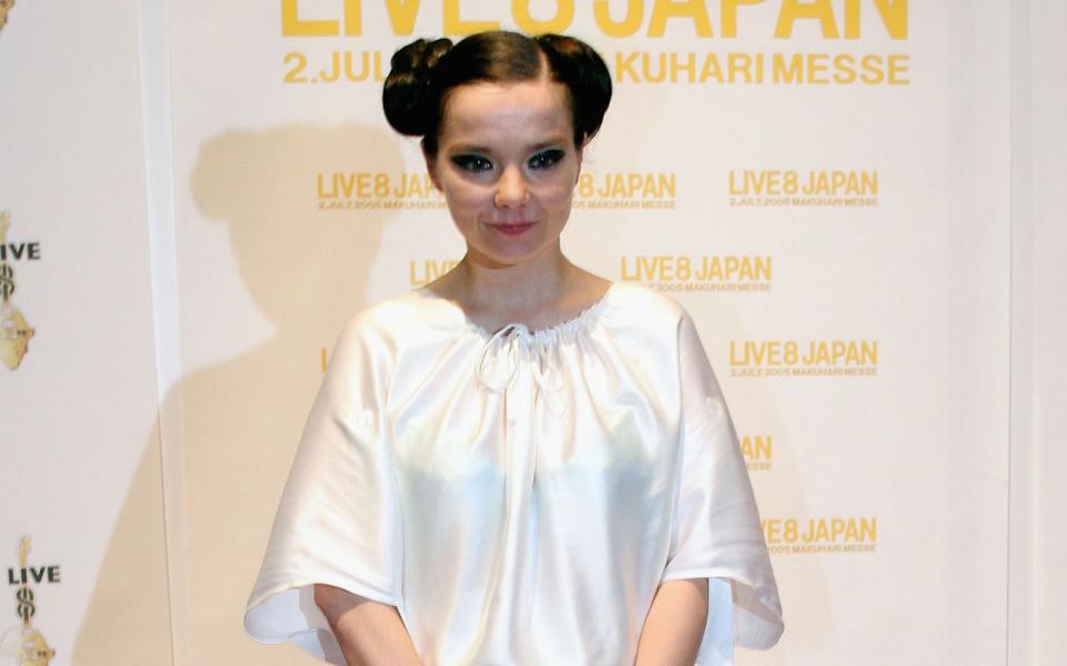 Sie kann auch schlicht: Björk 2005 in Japan - auf den Spuren von "Star Wars"-Prinzessin Leia? (Bild: Junko Kimura/Getty Images)