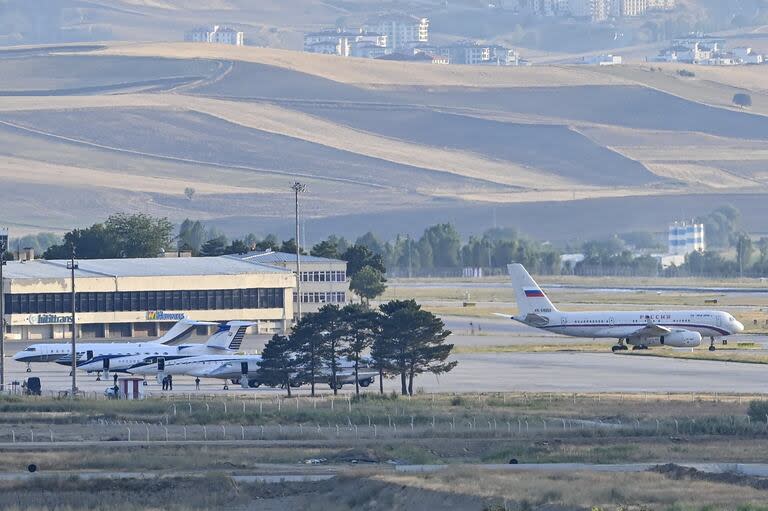 Los aviones que llegaron al aeropuerto de Ankara, desde siete países diferentes, para el intercambio de prisioneros entre Rusia y Occidente. (AP)