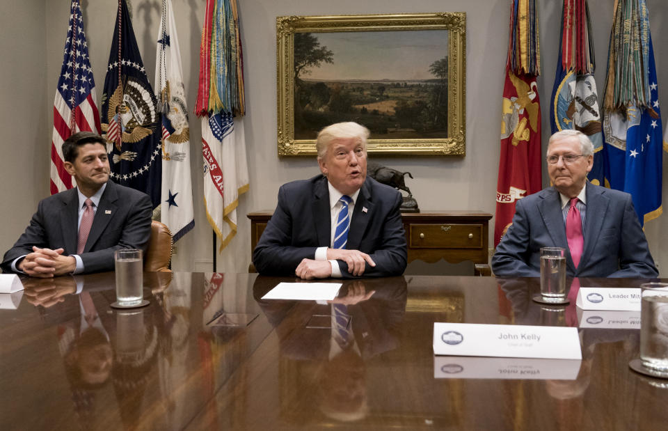 El presidente Donald Trump habla el 5 de setiembre de 2017 sobre la reforma fiscal flanqueado por el presidente de la Cámara de Representante Paul Ryan (i) y el líder de la mayoría del Senado Mitch McConnell (R) (AFP/Archivos | SAUL LOEB)