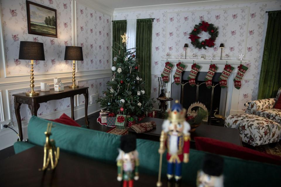 A home decorated with a Christmas tree