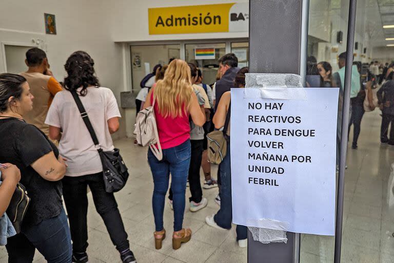 Largas colas en la guardia del Hospital Rivadavia por personas que manifestaban tener síntomas compatibles con el dengue