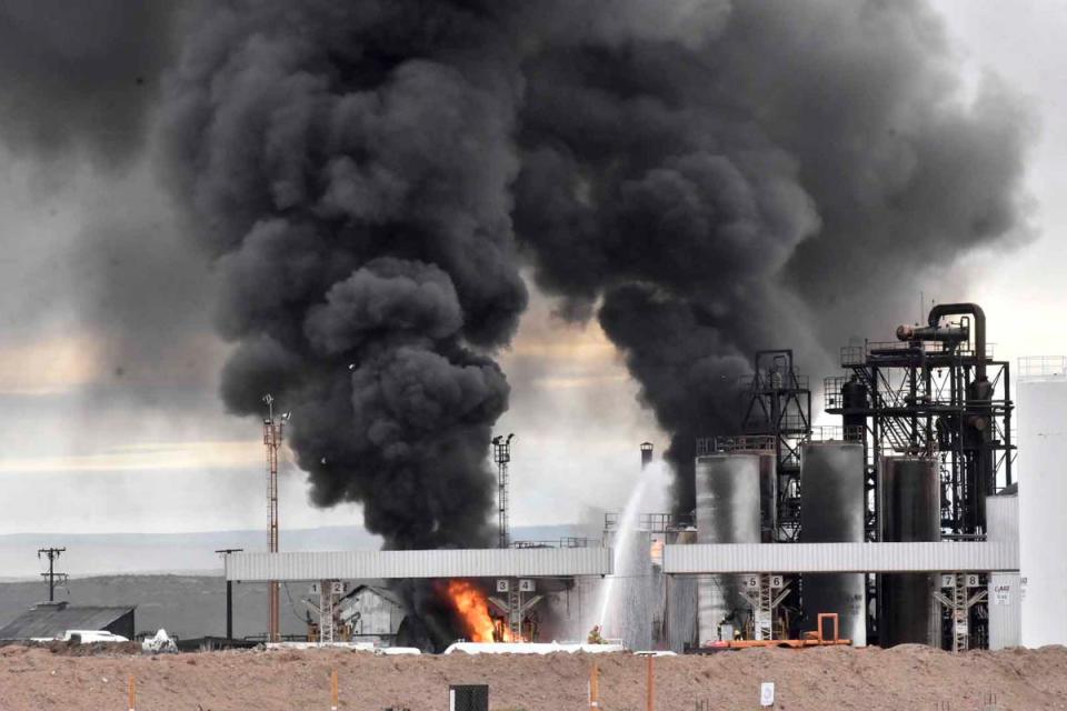 Argentina Fire Refinery (ASSOCIATED PRESS)