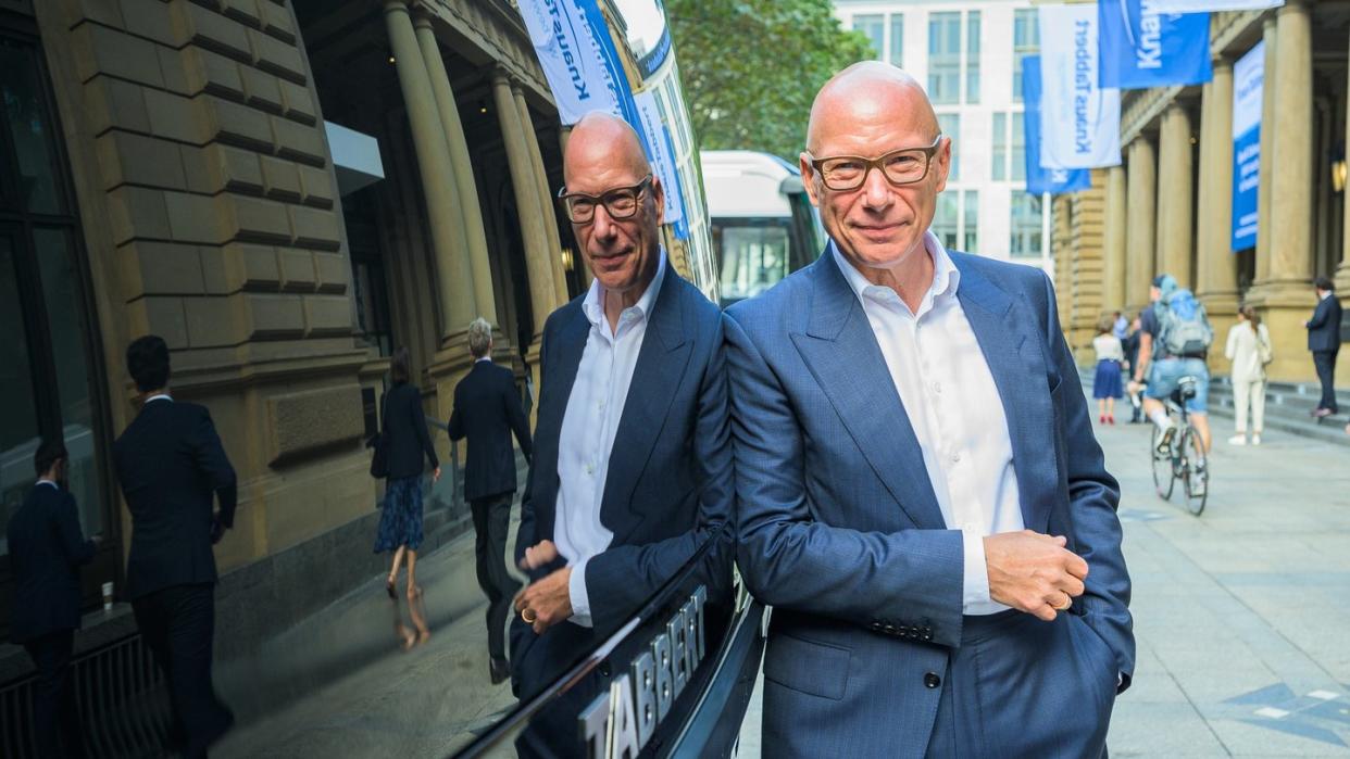 Wolfgang Speck, Geschäftsführer der Knaus Tabbert AG, steht neben einem Wohnwagen vor der Börse Frankfurt.