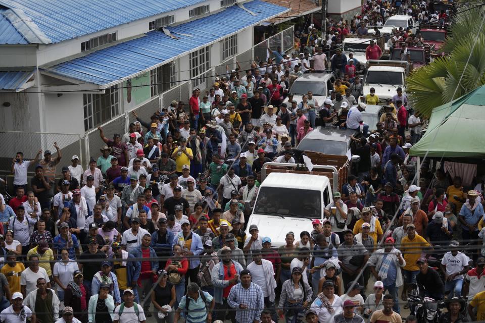 Mineros de los municipios del Bajo Cauca protestan contra el gobierno del presidente colombiano Gustavo Petro en Taraza, Colombia, el miércoles 15 de marzo de 2023. Durante dos semanas, mineros informales que trabajan en minas ilegales de oro se han manifestado con un paro contra la destrucción, por orden del gobierno, de maquinaria que se utiliza en la búsqueda de oro. (AP Foto/Fernando Vergara)