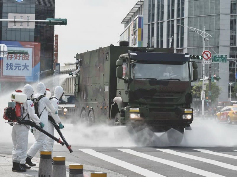 台灣疫情猛爆，讓抗疫排名從第5名一口氣掉到第15名。圖為陸軍33化學兵群在台北市萬華地區執行消毒作業。 (軍聞社提供)