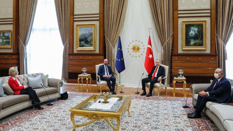 Dieses vom Europäischen Rat zur Verfügung gestellte Foto zeigt den türkischen Präsidenten Recep Tayyip Erdogan (2.v.r) und den türkischen Außenminister Mevlut Cavusoglu (r) während eines Treffens mit EU-Kommissionspräsidentin Ursula von der Leyen (l) und EU-Ratspräsident Charles Michel.