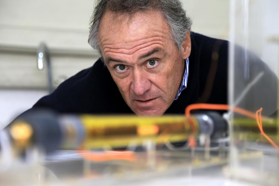 El ingeniero Alfredo Zolezzi enseña el 28 de abril en Viña del Mar su sistema de purificación de agua (AFP | ALEJANDRO RUSTOM)