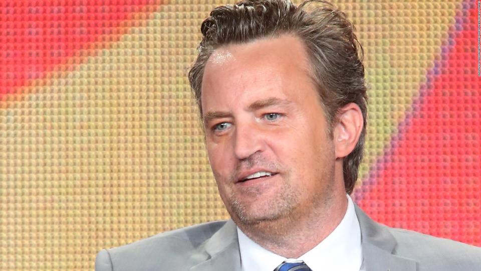 Al querido actor que interpretó a Chandler Bing en la legendaria serie Friends lo encontraron flotando, sin signos vitales, en la piscina de su casa de Malibú el 28 de octubre. Tenía 54 años. (CNN)