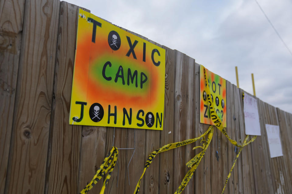 Letreros en contra de la construcción de un campamento para migrantes por parte del gobierno del estado, el lunes 4 de diciembre de 2023, en el vecindario de Brighton Park de Chicago. (AP Foto/Erin Hooley)