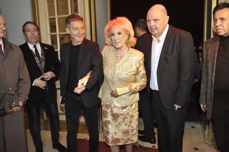 Suar en la noche de estreno de Piaf junto a Mirtha Legrand, antes de firmar el contrato con el trece, y el productor Carlos Rottemberg