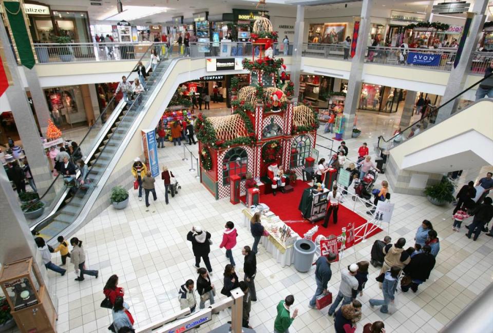 An overall photo of St. Clair Square during the 2005 holiday shopping season