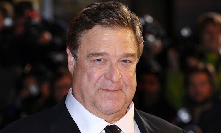 John Goodman personifica a una figura real que fue clave en la historia, el premiado maquillador de Hollywood John Chambers, que además fue colaborador de la CIA