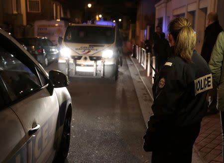 French police cordon the area after an alleged explosive belt was found in Montrouge, near Paris, a week after a series of deadly attacks in Paris, France, November 23, 2015. REUTERS/Eric Gaillard