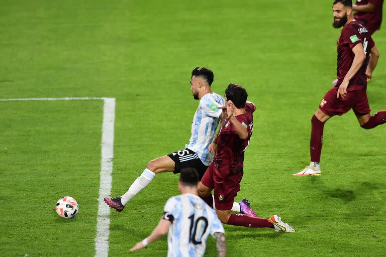 El toque de Nico González, que anoche convirtió por tercera vez en la selección; entre Lautaro Martínez (19) y Lionel Messi (16) señalaron casi el 50% de los tantos de la era Scaloni.