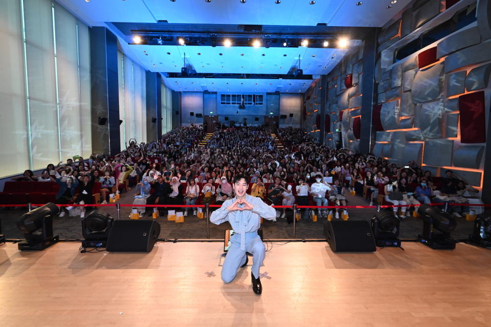 Korean star Lee Je-hoon posing with his fans during his fan meet on Saturday (25 March) at Stephen Riady Auditorium, One Marina Boulevard. (PHOTO: Viu)