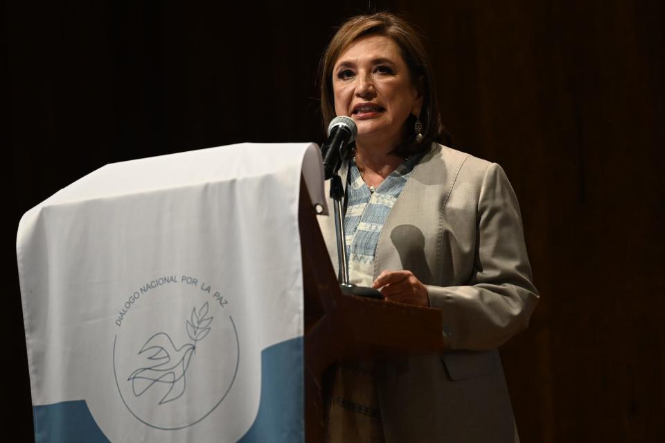 CIUDAD DE MÉXICO, 11MARZO2024.- Xóchitl Gálvez, candidata de la alianza Fuerza y Corazón por México, se reunió está mañana con integrantes de la Conferencia del Episcopado Mexicano, para plantearle más de cien propuestas en torno a la seguridad y que pueda adherirlas a su proyecto. FOTO: DANIEL AUGUSTO/ CUARTOSCURO.COM