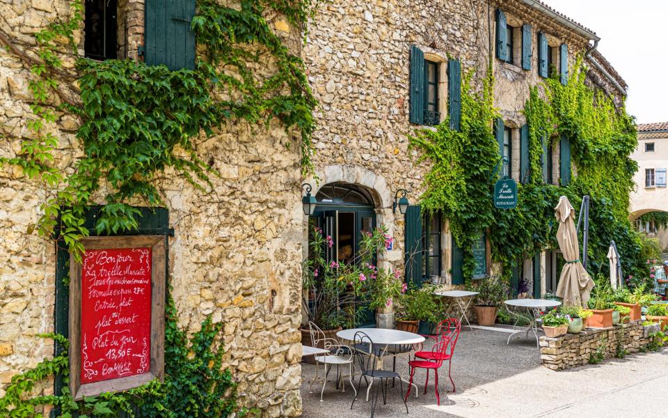 Hotel Restaurant La Treille Muscate in Cliousclat, France - Alamy