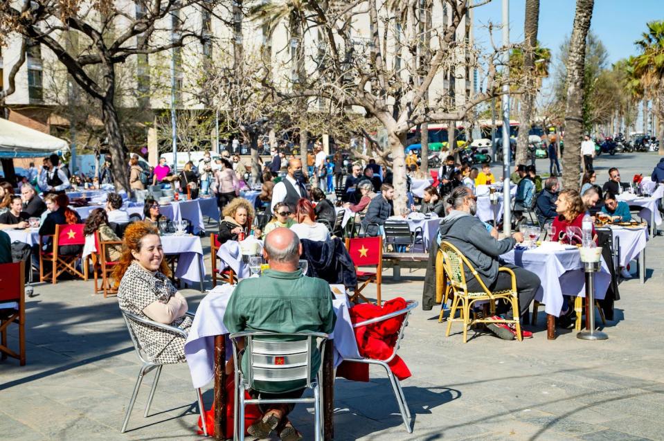 Terraza en Barcelona. <a href="https://www.shutterstock.com/es/image-photo/spain-barcelona-march-2021-people-dine-1955765614" rel="nofollow noopener" target="_blank" data-ylk="slk:Tanya Keisha / Shutterstock;elm:context_link;itc:0;sec:content-canvas" class="link ">Tanya Keisha / Shutterstock</a>