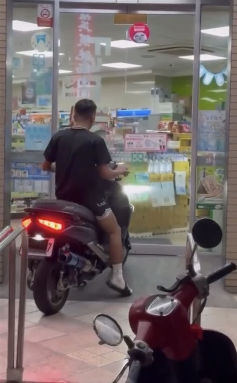 網路上流傳一段男子騎機車進超商的影片。（圖／翻攝畫面）