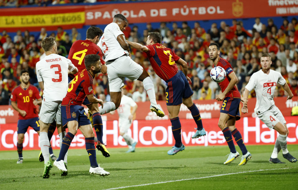 La selección española carece de centrales de jerarquía, un problema con el que debe lidiar Luis Enrique. Foto: REUTERS/Juan Medina