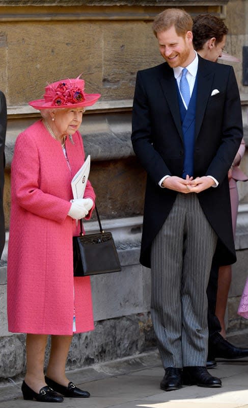 El príncipe Harry junto a la desparecida reina Isabel II