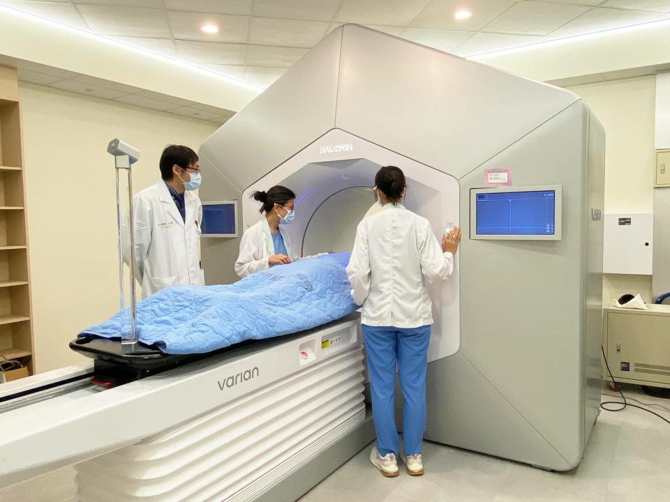 精準的影像導引放射治療成功幫助了無法開刀的中高齡族群。圖：聯新國際醫院提供