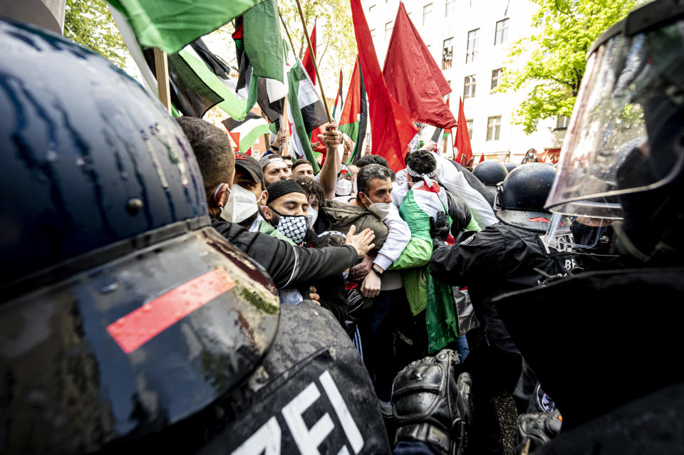 Die Polizei drängt Teilnehmer der Demonstration verschiedener palästinensischer Gruppen in Neukölln ab. (Bild: dpa)