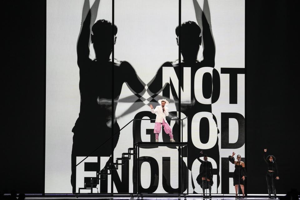 Gustaph de Bélgica durante los ensayos generales para la segunda semifinal del Festival de la Canción Eurovisión en Liverpool, Inglaterra, el miércoles 10 de mayo de 2023. (AP Foto/Martin Meissner)