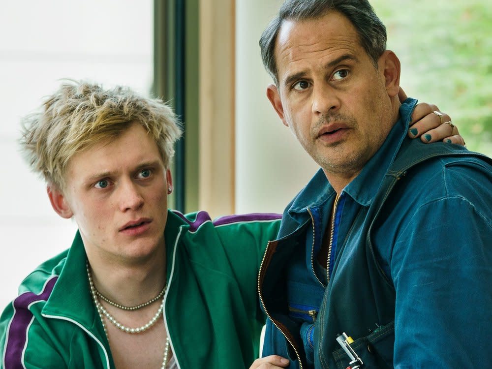 Moritz Bleibtreu und Seriensohn Enzo Brumm in der kurzweiligen Comedy-Serie "Viktor Bringt's". (Bild: Amazon MGM Studios/Julia Terjung)