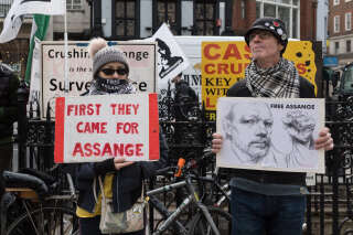 Le 26 mars 2024, à Londres (Royaume-Uni). Des soutiens de Julian Assange manifestent contre son extradiction aux États-Unis. Sous la pression, la Haute-Cour britannique a accepté de demander de garanties avant d’autoriser l’extradition du fondateur de WikiLeaks. . Photo WIKTOR SZYMANOWICZ/Anadolu/AFP