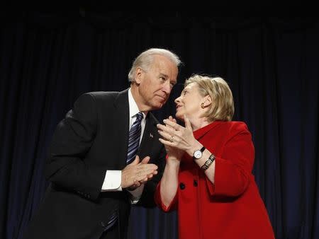 Biden y Clinton, cada uno a su manera, viven un momento crucial con miras a 2016. (Reuters)