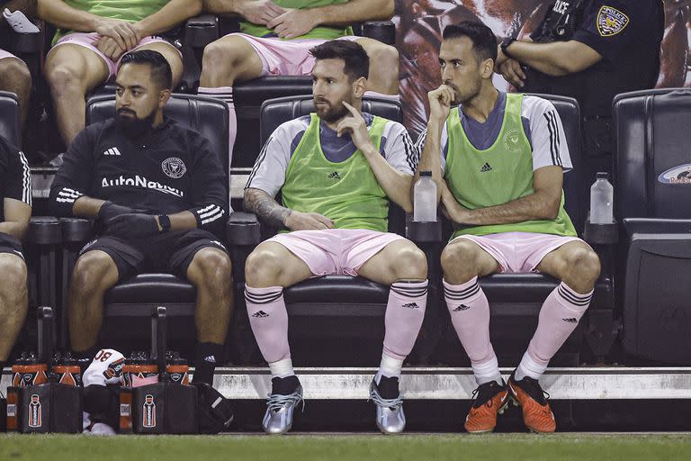 Lionel Messi y Sergio Busquets en el banco de suplentes de Inter Miami; luego ingresaron