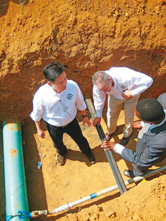 王文祥（左）捐塑膠水管給非洲8國，改善當地人的生活環境。（王文祥提供）